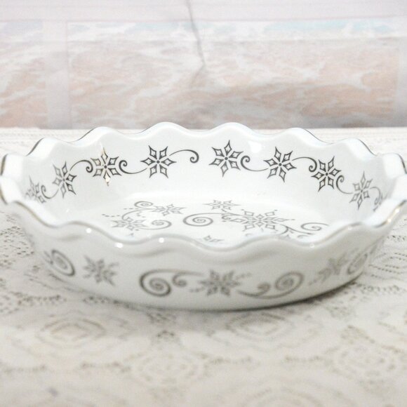 Temp-tations Presentable Ovenware 9" Fluted Pie Quiche Dish with Snowflakes - Picture 3 of 5